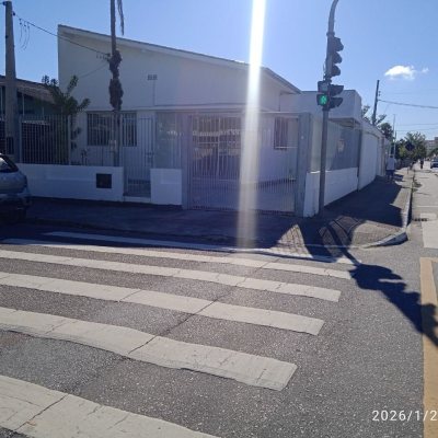 Casa Residencial com 160m², 2 quartos, 2 garagens, no bairro Balneário em Florianópolis