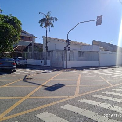 Casa Residencial com 160m², 2 quartos, 2 garagens, no bairro Balneário em Florianópolis