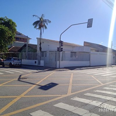 Casa Residencial com 160m², 2 quartos, 2 garagens, no bairro Balneário em Florianópolis