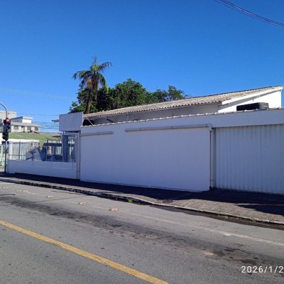 Casa Residencial com 160m², 2 quartos, 2 garagens, no bairro Balneário em Florianópolis