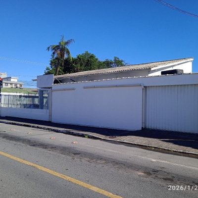 Casa Residencial com 160m², 2 quartos, 2 garagens, no bairro Balneário em Florianópolis