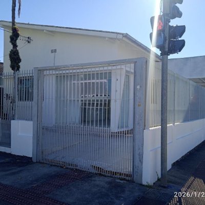 Casa Residencial com 160m², 2 quartos, 2 garagens, no bairro Balneário em Florianópolis