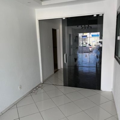 Casa Residencial com 160m², 2 quartos, 2 garagens, no bairro Balneário em Florianópolis