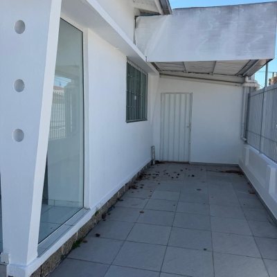 Casa Residencial com 160m², 2 quartos, 2 garagens, no bairro Balneário em Florianópolis