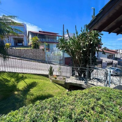 Casa Residencial com 348m², 5 quartos (sendo 2 suítes), 5 garagens, no bairro Centro em São José