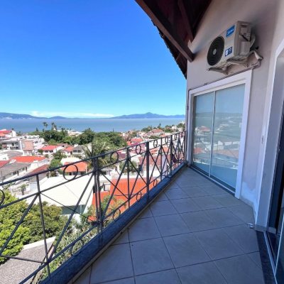 Casa Residencial com 348m², 5 quartos (sendo 2 suítes), 5 garagens, no bairro Centro em São José