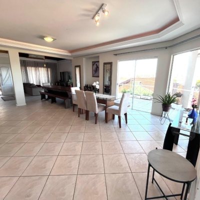 Casa Residencial com 348m², 5 quartos (sendo 2 suítes), 5 garagens, no bairro Centro em São José
