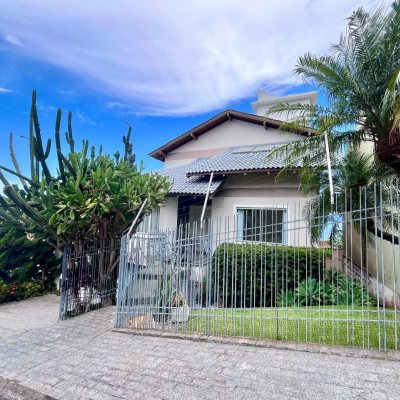 Casa Residencial com 348m², 5 quartos (sendo 2 suítes), 5 garagens, no bairro Centro em São José