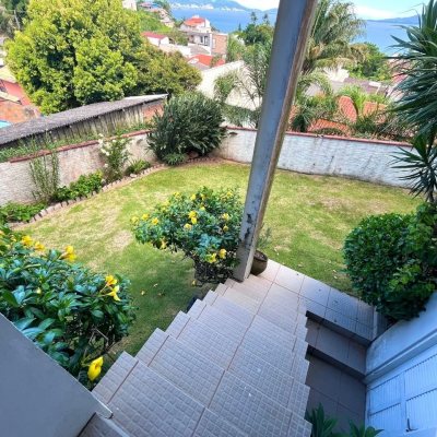 Casa Residencial com 348m², 5 quartos (sendo 2 suítes), 5 garagens, no bairro Centro em São José