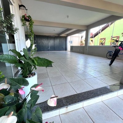 Casa Residencial com 348m², 5 quartos (sendo 2 suítes), 5 garagens, no bairro Centro em São José