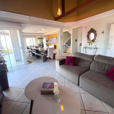 Casa Residencial com 348m², 5 quartos (sendo 2 suítes), 5 garagens, no bairro Centro em São José