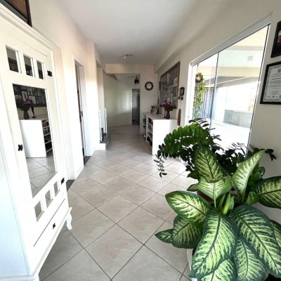 Casa Residencial com 348m², 5 quartos (sendo 2 suítes), 5 garagens, no bairro Centro em São José