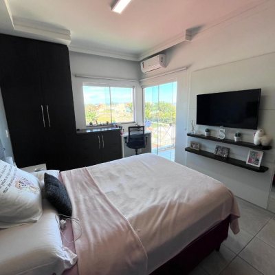 Casa Residencial com 348m², 5 quartos (sendo 2 suítes), 5 garagens, no bairro Centro em São José