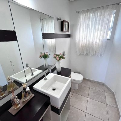 Casa Residencial com 348m², 5 quartos (sendo 2 suítes), 5 garagens, no bairro Centro em São José