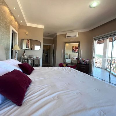 Casa Residencial com 348m², 5 quartos (sendo 2 suítes), 5 garagens, no bairro Centro em São José