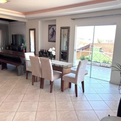 Casa Residencial com 348m², 5 quartos (sendo 2 suítes), 5 garagens, no bairro Centro em São José