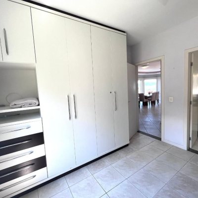 Casa Residencial com 348m², 5 quartos (sendo 2 suítes), 5 garagens, no bairro Centro em São José