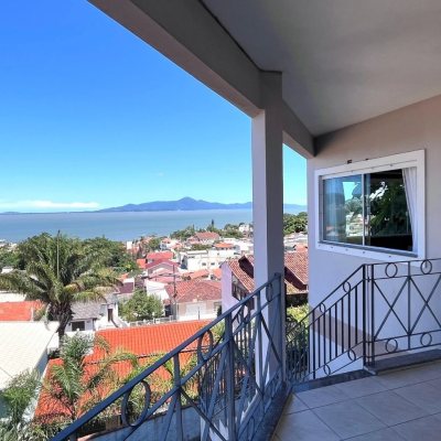 Casa Residencial com 348m², 5 quartos (sendo 2 suítes), 5 garagens, no bairro Centro em São José