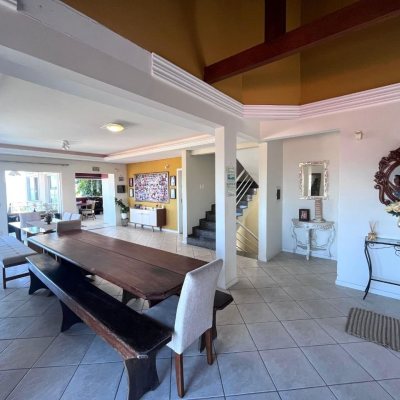 Casa Residencial com 348m², 5 quartos (sendo 2 suítes), 5 garagens, no bairro Centro em São José
