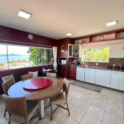 Casa Residencial com 348m², 5 quartos (sendo 2 suítes), 5 garagens, no bairro Centro em São José