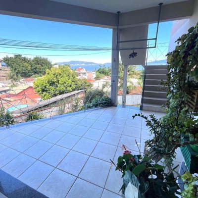 Casa Residencial com 348m², 5 quartos (sendo 2 suítes), 5 garagens, no bairro Centro em São José
