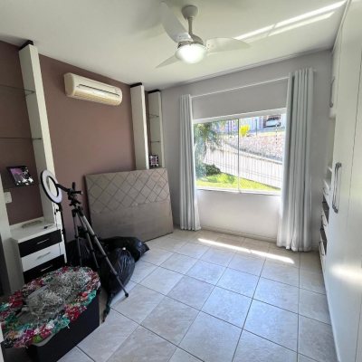Casa Residencial com 348m², 5 quartos (sendo 2 suítes), 5 garagens, no bairro Centro em São José