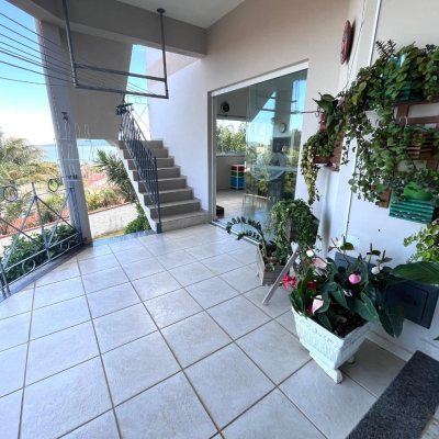 Casa Residencial com 348m², 5 quartos (sendo 2 suítes), 5 garagens, no bairro Centro em São José