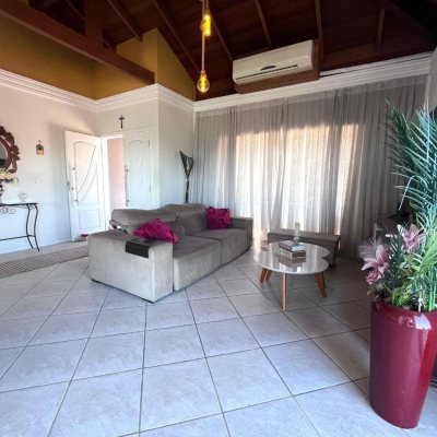 Casa Residencial com 348m², 5 quartos (sendo 2 suítes), 5 garagens, no bairro Centro em São José