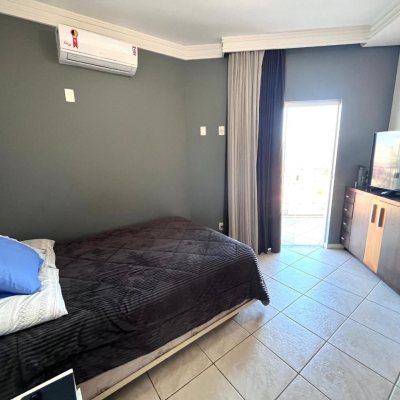 Casa Residencial com 348m², 5 quartos (sendo 2 suítes), 5 garagens, no bairro Centro em São José