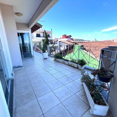 Casa Residencial com 348m², 5 quartos (sendo 2 suítes), 5 garagens, no bairro Centro em São José