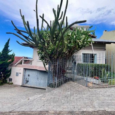 Casa Residencial com 348m², 5 quartos (sendo 2 suítes), 5 garagens, no bairro Centro em São José