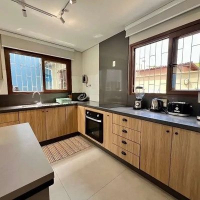 Casa Residencial com 203m², 4 quartos, 1 suíte, 2 garagens, no bairro Sambaqui em Florianópolis