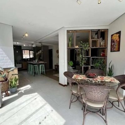 Casa Residencial com 203m², 4 quartos, 1 suíte, 2 garagens, no bairro Sambaqui em Florianópolis