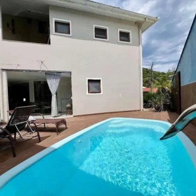 Casa Residencial com 203m², 4 quartos, 1 suíte, 2 garagens, no bairro Sambaqui em Florianópolis