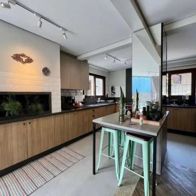 Casa Residencial com 203m², 4 quartos, 1 suíte, 2 garagens, no bairro Sambaqui em Florianópolis