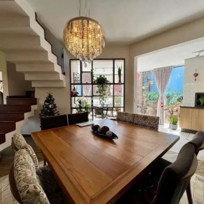 Casa Residencial com 203m², 4 quartos, 1 suíte, 2 garagens, no bairro Sambaqui em Florianópolis