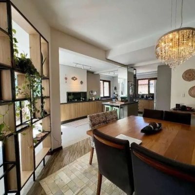 Casa Residencial com 203m², 4 quartos, 1 suíte, 2 garagens, no bairro Sambaqui em Florianópolis