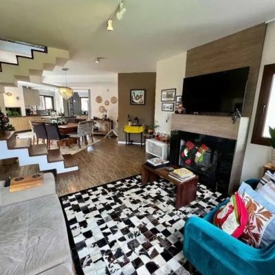 Casa Residencial com 203m², 4 quartos, 1 suíte, 2 garagens, no bairro Sambaqui em Florianópolis