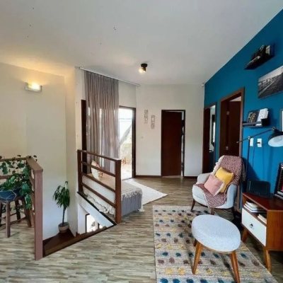 Casa Residencial com 203m², 4 quartos, 1 suíte, 2 garagens, no bairro Sambaqui em Florianópolis