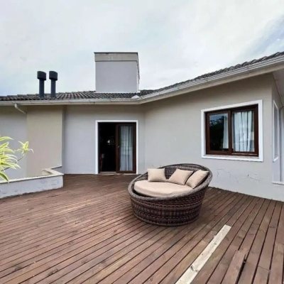 Casa Residencial com 203m², 4 quartos, 1 suíte, 2 garagens, no bairro Sambaqui em Florianópolis