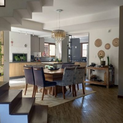 Casa Residencial com 203m², 4 quartos, 1 suíte, 2 garagens, no bairro Sambaqui em Florianópolis