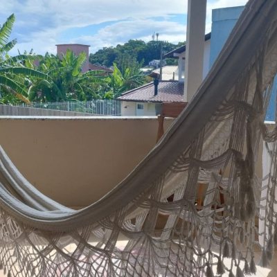 Casa Residencial com 203m², 4 quartos, 1 suíte, 2 garagens, no bairro Sambaqui em Florianópolis