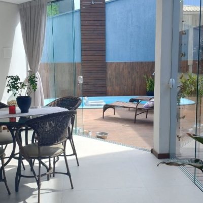 Casa Residencial com 203m², 4 quartos, 1 suíte, 2 garagens, no bairro Sambaqui em Florianópolis