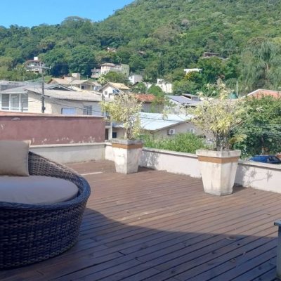 Casa Residencial com 203m², 4 quartos, 1 suíte, 2 garagens, no bairro Sambaqui em Florianópolis