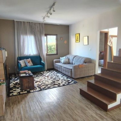 Casa Residencial com 203m², 4 quartos, 1 suíte, 2 garagens, no bairro Sambaqui em Florianópolis