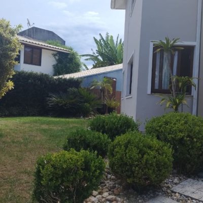 Casa Residencial com 203m², 4 quartos, 1 suíte, 2 garagens, no bairro Sambaqui em Florianópolis