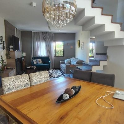 Casa Residencial com 203m², 4 quartos, 1 suíte, 2 garagens, no bairro Sambaqui em Florianópolis