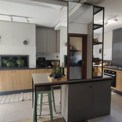 Casa Residencial com 203m², 4 quartos, 1 suíte, 2 garagens, no bairro Sambaqui em Florianópolis