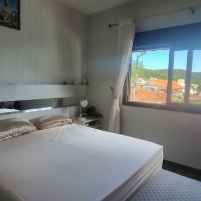 Casa Residencial com 203m², 4 quartos, 1 suíte, 2 garagens, no bairro Sambaqui em Florianópolis