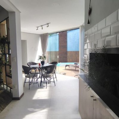 Casa Residencial com 203m², 4 quartos, 1 suíte, 2 garagens, no bairro Sambaqui em Florianópolis